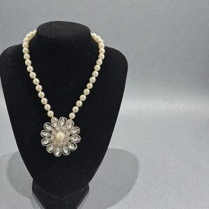 Elegant Pearl and Silver Flower Necklace